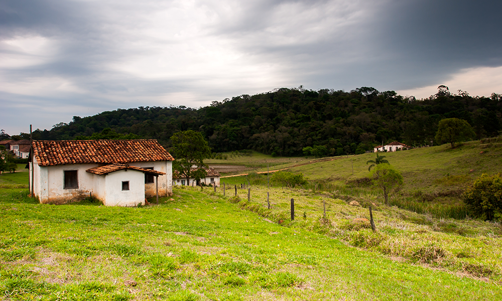 antiga-casa-de-fazenda-com-ceu-escuro