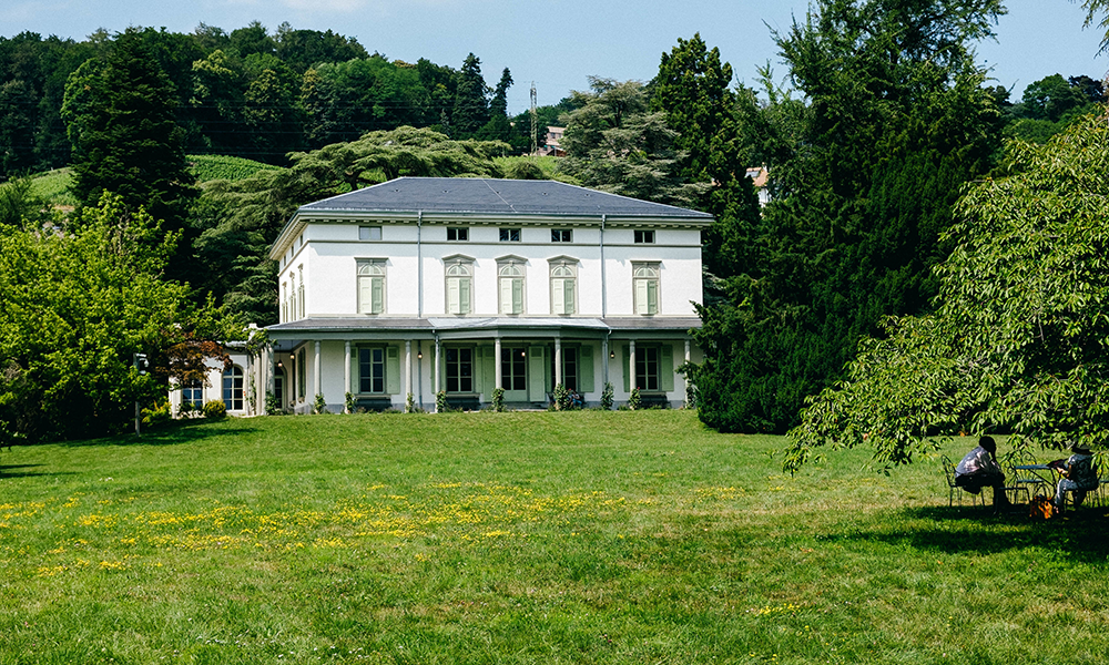bela-foto-museu-chaplin-s-world-na-suica-cercado-por-uma-natureza-exuberante