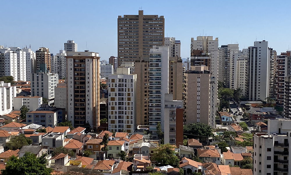 edificios-modernos-na-cidade-contra-o-ceu-limpo